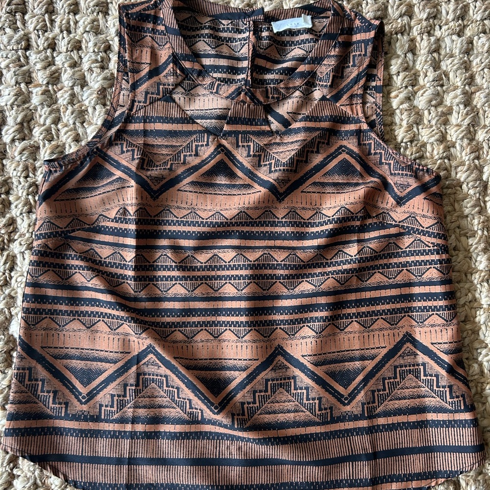 Lush Geometric Print Sleeveless Blouse - Black and Tan